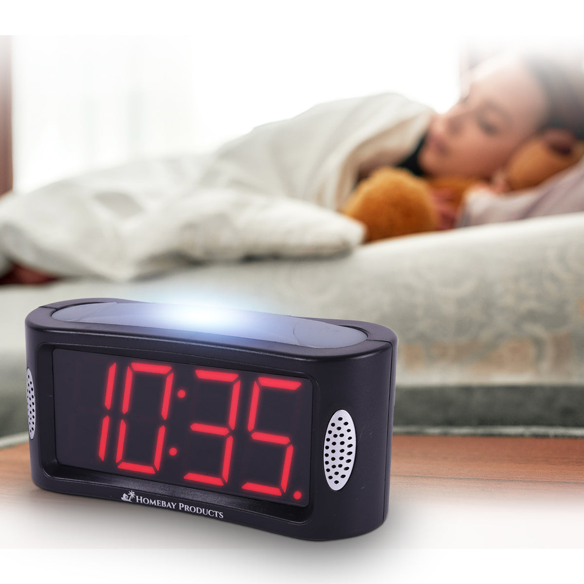 Wekker met rood licht op nachtkastje slaapkamer